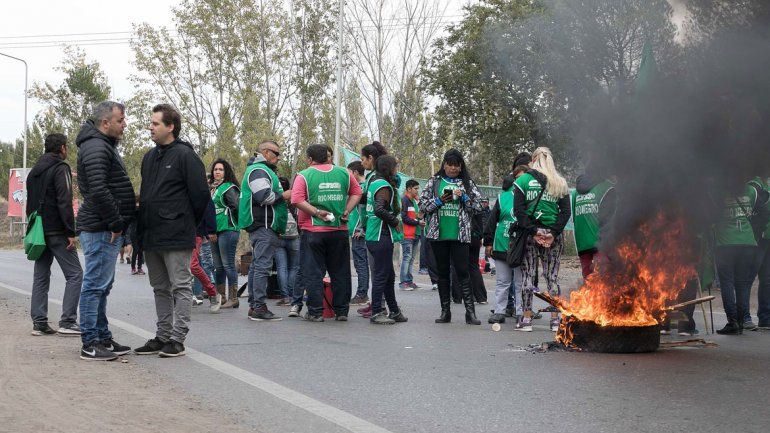 ATE Río Negro se movilizó ayer a la Ruta 22 y bloqueó la mano que va de Cipolletti a Neuquén.