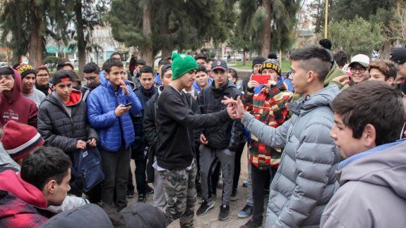 La propuesta del rap y el hip hop concentra una cantidad cada vez mayor de adolescentes y jóvenes en la ciudad.