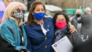 entregaron 52 escrituras a vecinos y vecinas de barda del medio