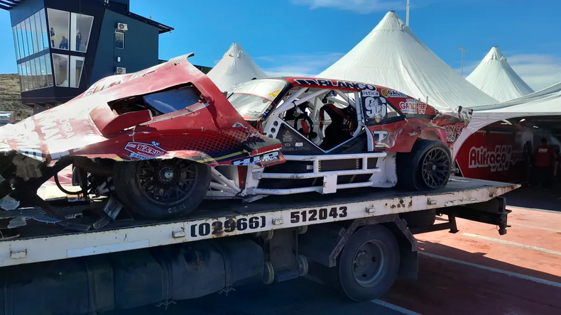   Así quedó el auto de Juan Cruz Benvenuti tras despistarse en el entrenamiento en El Calafate. Foto: Carburando.  