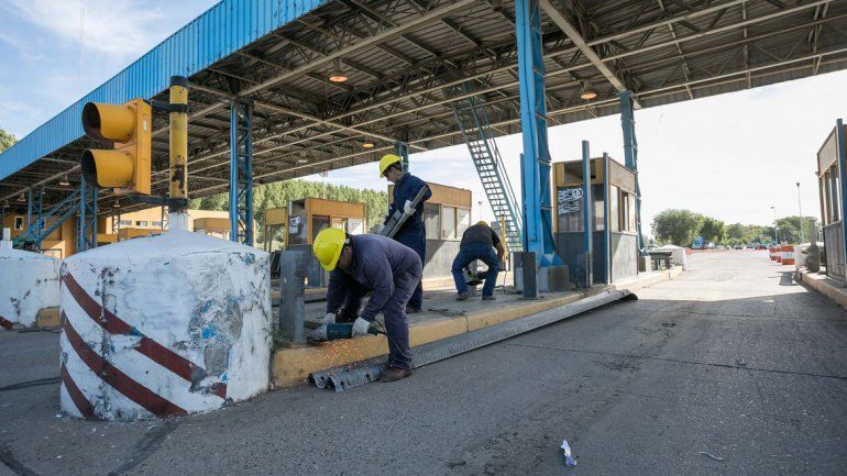Ayer comenzaron las tareas de remoción de las cabinas del peaje.