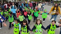 Los niños fueron protagonistas del desfile aniversario de Cipolletti en 2024. Foto: Anahí Cárdena