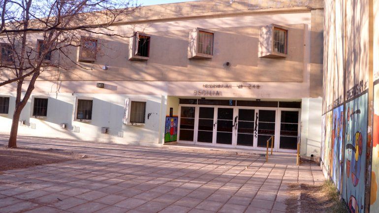 La escuela de las 400 Viviendas sufrió el accionar de un grupo de vándalos.