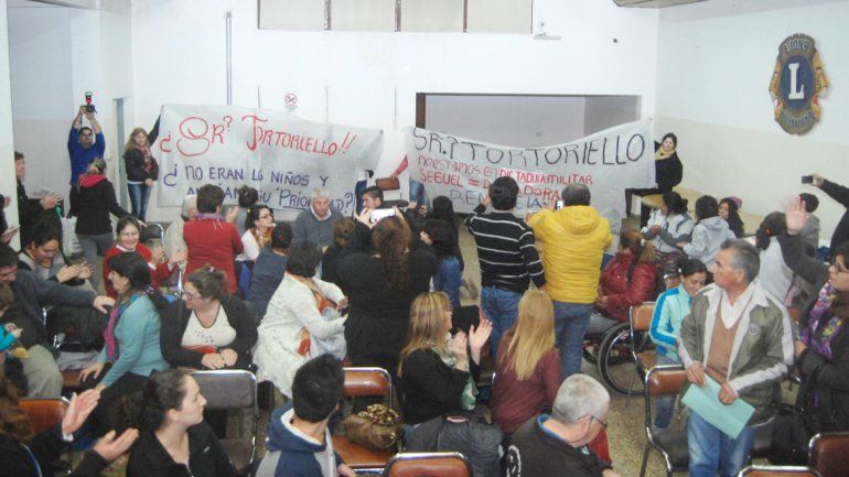 Un grupo de vecinos y trabajadores protestó el jueves en el Deliberante.