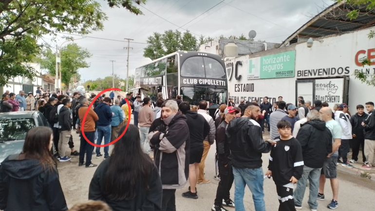 Buteler, entremezclado con el resto de los hinchas, despidió al equipo rumbo a la final. Buteler, entremezclado con el resto de los hinchas, despidió al equipo rumbo a la final.