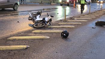 La mujer cruzó en rojo uno de los semáforos de Ruta 7 en Centenario y embistió a la motociclista que murió en el acto.