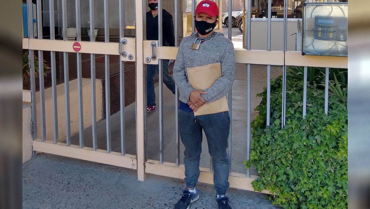 Trabajador del empaque se encadenó frente a la empresa