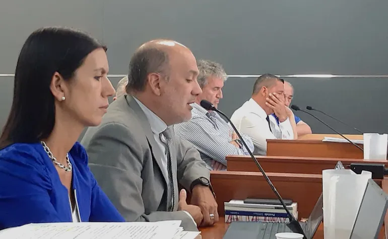 Otro punto clave de la acusación fue la rescisión del contrato durante la gestión municipal de Mariano Lavín, donde la propia empresa reconoció que había construido menos de lo informado y menos de lo abonado por el Estado.