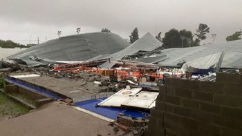 impresionante temporal en bahia blanca: confirmaron victimas fatales, voladuras de techos de clubes y cortes de luz