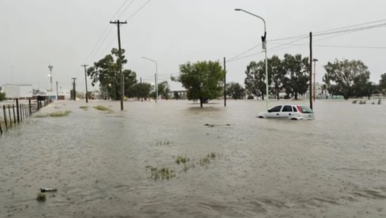 Bahía Blanca quedó bajo agua y sus vecinos necesitan ayuda.