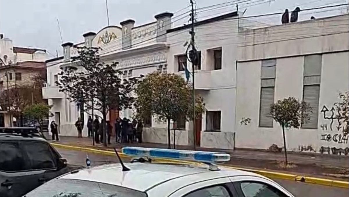 Un numeroso grupo de policías participaba en el allanamiento al Municipio de Allen. Se pudo observar a varias personas sobre el techo del edificio.&nbsp;