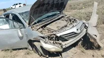 El accidente tuvo lugar cuando la conductora mordió banquina, intentó incorporarse a la cinta asfáltica y se cruzó de carril hasta impactar con un montículo de tierra. 