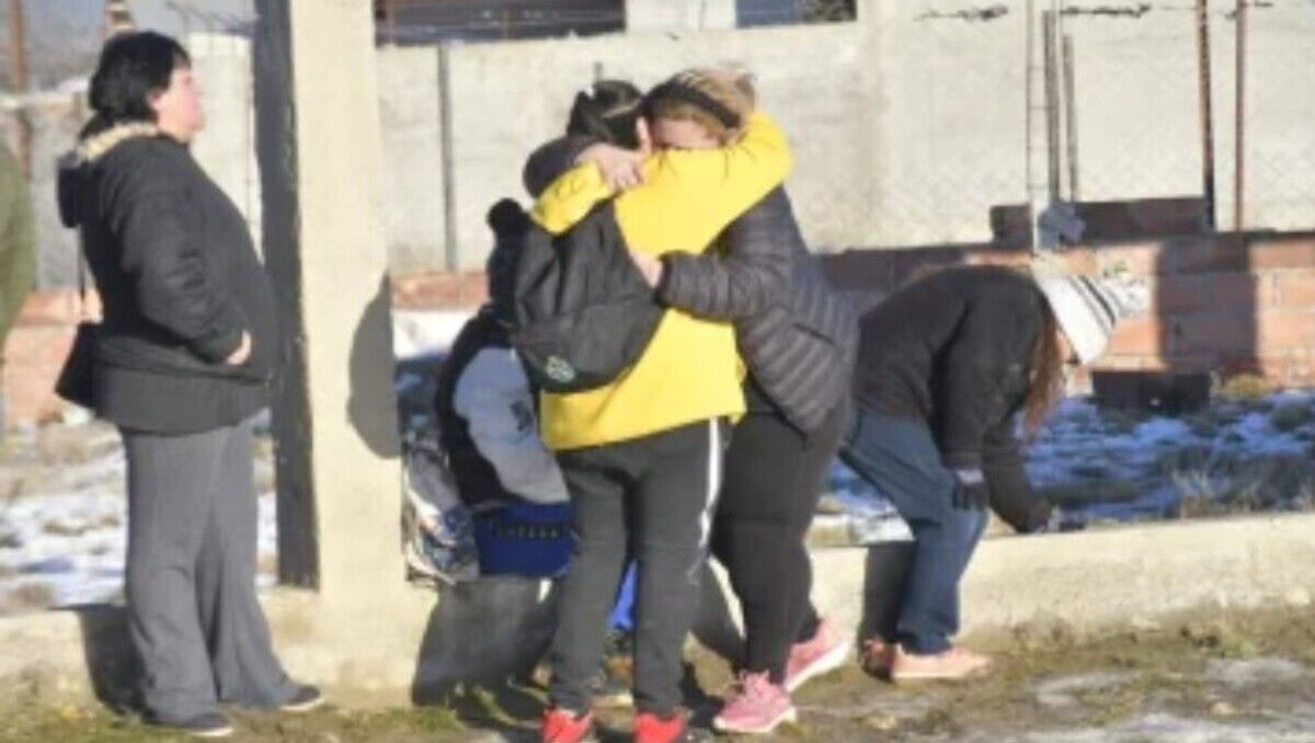 Abrazos y llanto frente a la casa en obra en la que hallaron el cuerpo de Lucas Cárdenas, de 26 años, en el Barrio San Benito, de Río Gallegos.
