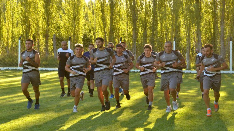 Silva encabeza uno de los grupos de trabajo en el arranque de la pretemporada. El que se fue es Villegas.