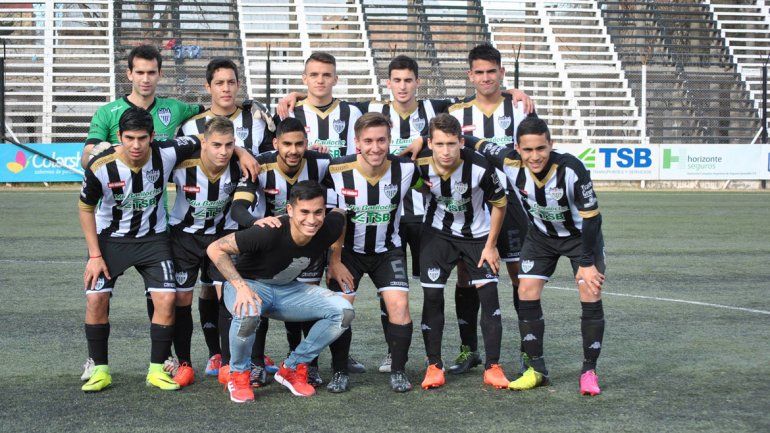 Opazo fue a ver el partido de liga el domingo en La Visera y posó para la foto. Trajo suerte porque Cipo goleó a Unión.