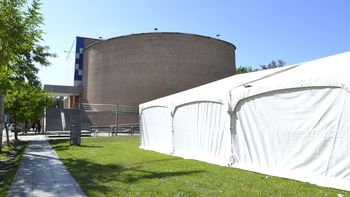 El CCC ya instaló las carpas donde se instalarán los puestos libreros y las actividades culturales. | LMCipolletti.com El CCC ya instaló las carpas donde se instalarán los puestos libreros y las actividades culturales.