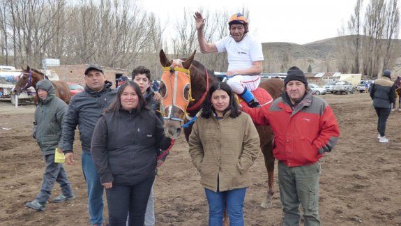 El Ruso Osman cuelga la fusta a los 72 años con casi 20 mil carreras