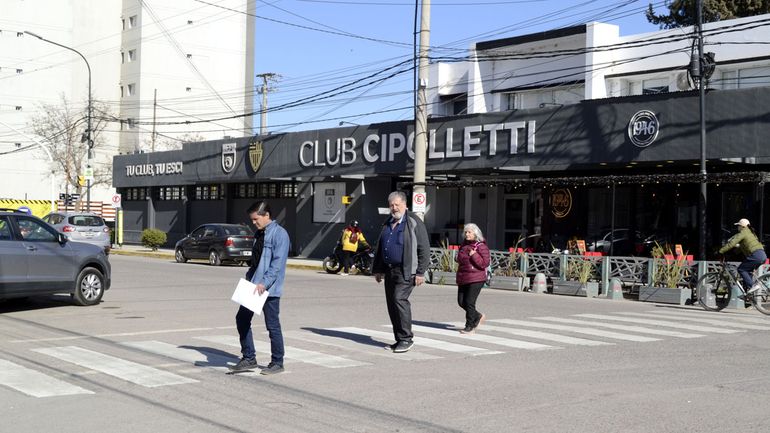 Los cipoleños utilizan las sendas peatonales como espacios seguros y de resguardo para cruzar la calle.