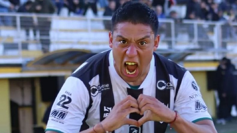 Mbombaj grita su gol en Bahía. Foto: Ayelén Martínez