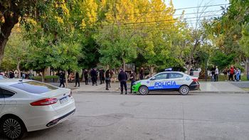 Otra vez se registraron hechos de violencia entre jóvenes que se reúnen en la plaza San Martín de Cipolletti tras el cierre de los boliches.&nbsp;