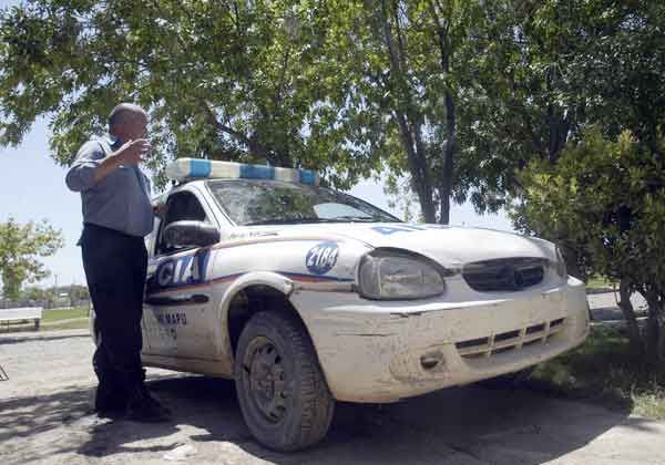 Jóvenes agredieron a dos policías en barrio Villarino