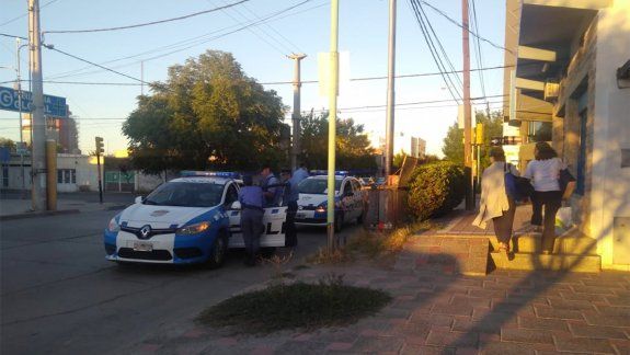 Bajaron del KoKo para ayudar a una mujer policía que era asaltada