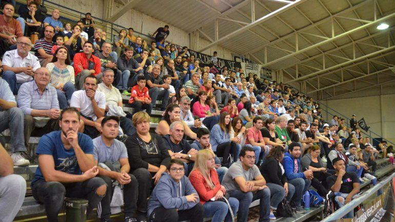 Las tribunas del Estadio Municipal mostraron un lindo marco de público.