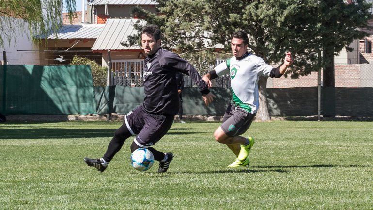 Weiner pudo hacer fútbol y esa fue la mejor noticia albinegra en el amistoso ante Fernández Oro que se jugó ayer.
