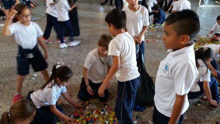 Chicos del colegio Brentana y docentes ayudaron a cargar el camión.