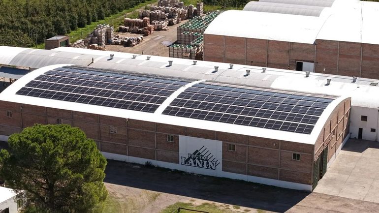 La empresa Austrade SRL de General Roca instaló un sistema de generación solar en su galpón de empaque. Foto: Gentileza.