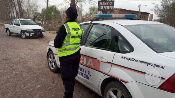 Intentaron sacar a un ladrón escondido en el baúl de un auto