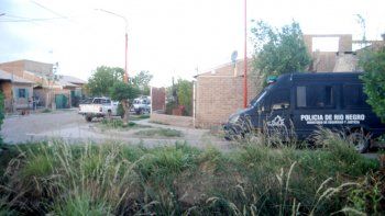 vecinos apedrearon la casa del presunto abusador de dos nenas de 9 y 12 anos