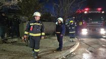 Bomberos Voluntarios de Centenario en la vivienda donde fue hallada la persona sin vida.