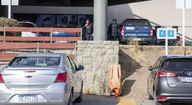 En el aeropuerto de Bariloche se activó el protocolo por una amenaza de bomba. En el aeropuerto de Bariloche se activó el protocolo por una amenaza de bomba.
