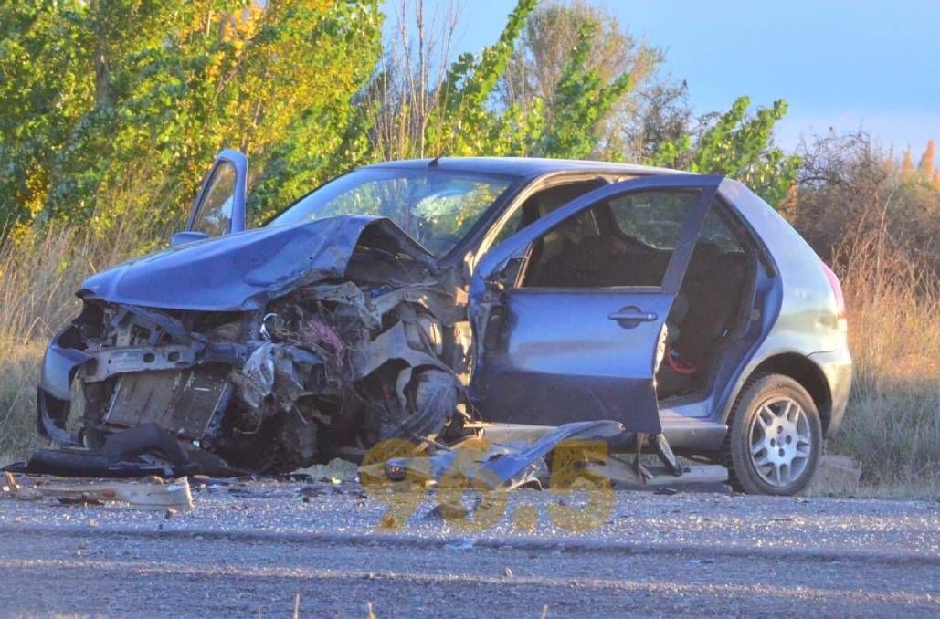 Los autos que participaron del siniestro quedaron destrozados. Foto FM 96.5.