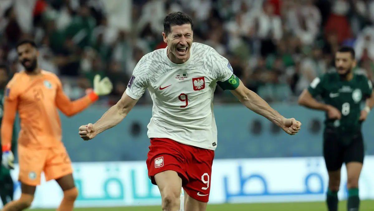Polonia le ganó 2-0 a Arabia y se juega todo con Argentina