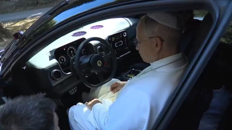 La imagen del papa León XiV dentro de la Ferrari eléctrica quedó en el centro del lanzamiento global del vehículo. | LMCipolletti.com La imagen del papa León XiV dentro de la Ferrari eléctrica quedó en el centro del lanzamiento global del vehículo.