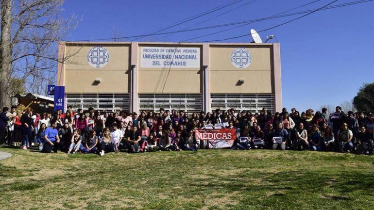 Masivo abrazo simbólico a la Facultad de Medicina