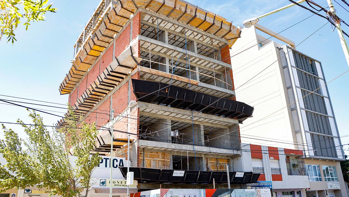 El viento hizo estragos y un edificio en obra quedó en la mira