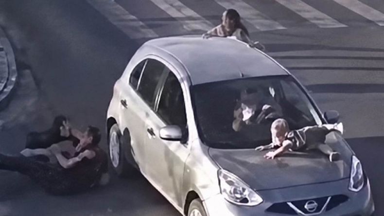 Un auto atropello a una familia en Brasil y arrastró al bebé en el capot. | LMCipolletti.com Un auto atropello a una familia en Brasil y arrastró al bebé en el capot.