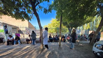 Padres, alumnos y docentes, unidos por una misma causa en la puerta de la escuela.