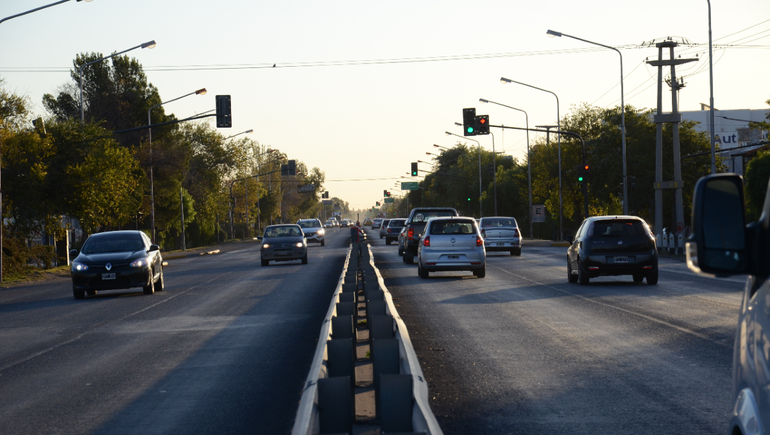 Esperaba el semáforo y dos motochorros le robaron $300 mil