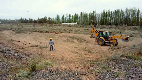 Arrancó la  obra de cloacas para frenar la contaminación del río Negro