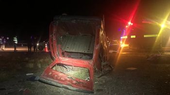 La camioneta Renault Kangoo volcó en la rotonda de El Solito. Fallecieron dos personas. Foto: Gentileza.