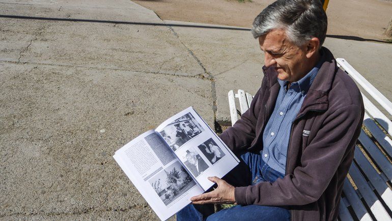 Quiñones exhibe su libro del barrio Del Trabajo.