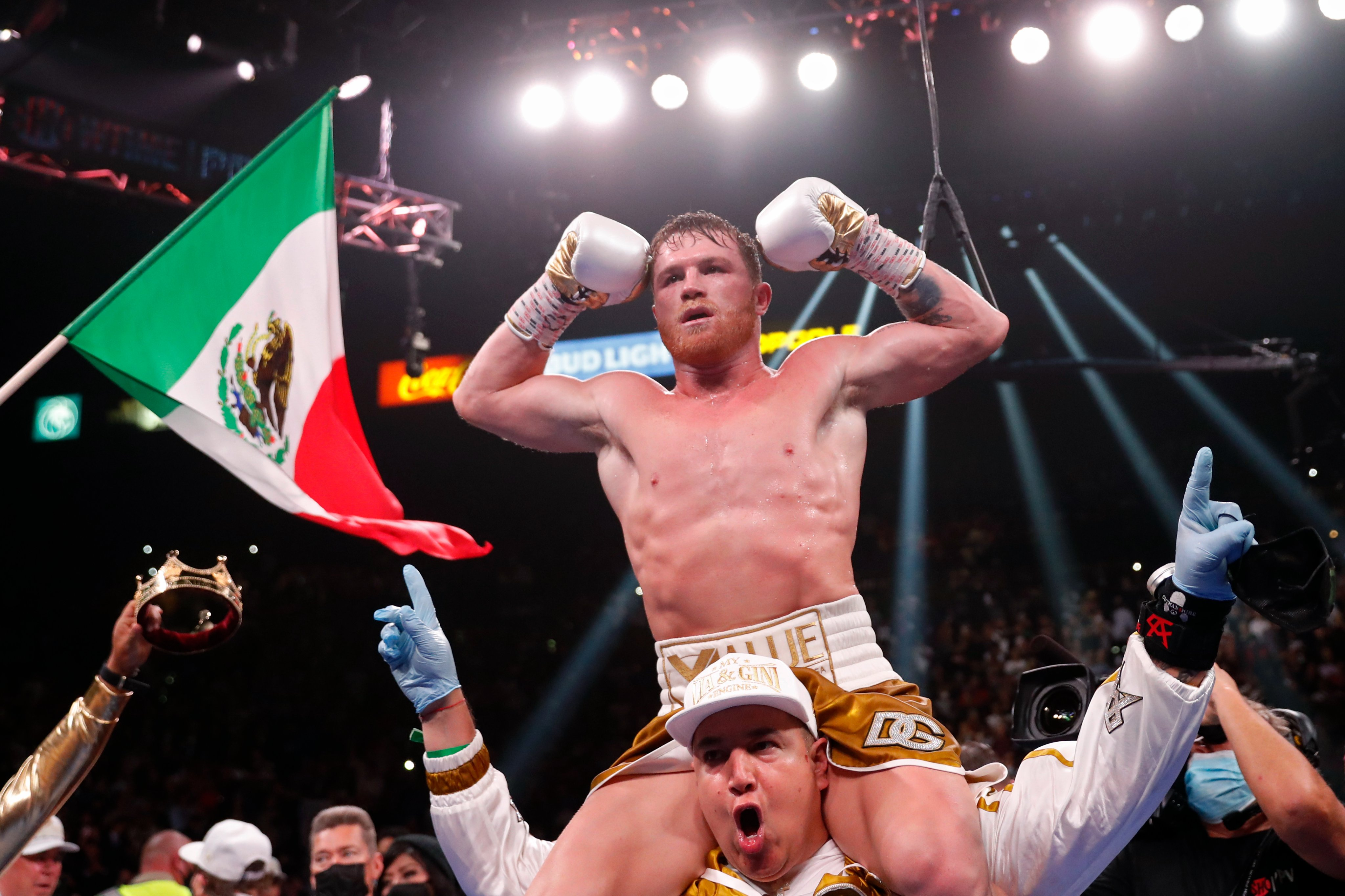 Canelo se convirtió en el rey absoluto de los supermedianos