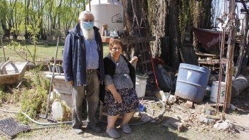 abuelos denuncian que instalaron una toma en su chacra