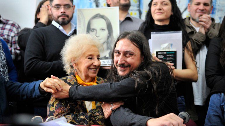 Tras 42 años de búsqueda, Abuelas de Plaza de Mayo presentó al nieto 130