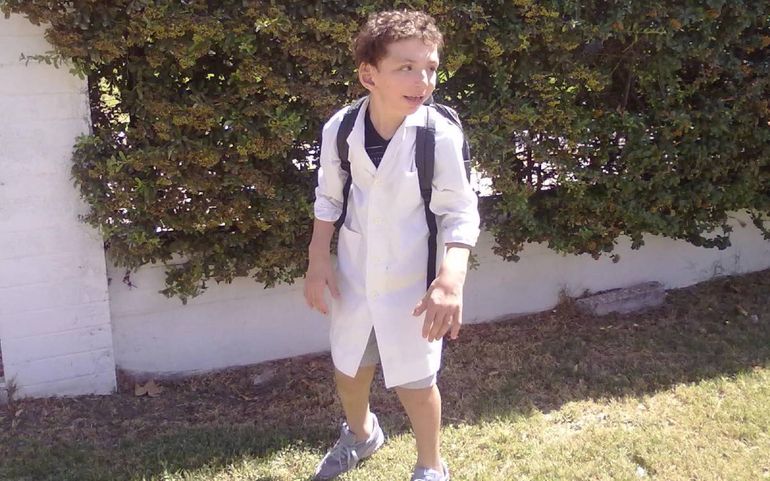 Yamir, de pequeño yendo a la escuela.