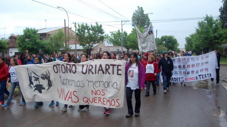 La multitudinaria columna recorrió las calles de Fernández Oro para exigir justicia por el crimen de Otoño Uriarte.